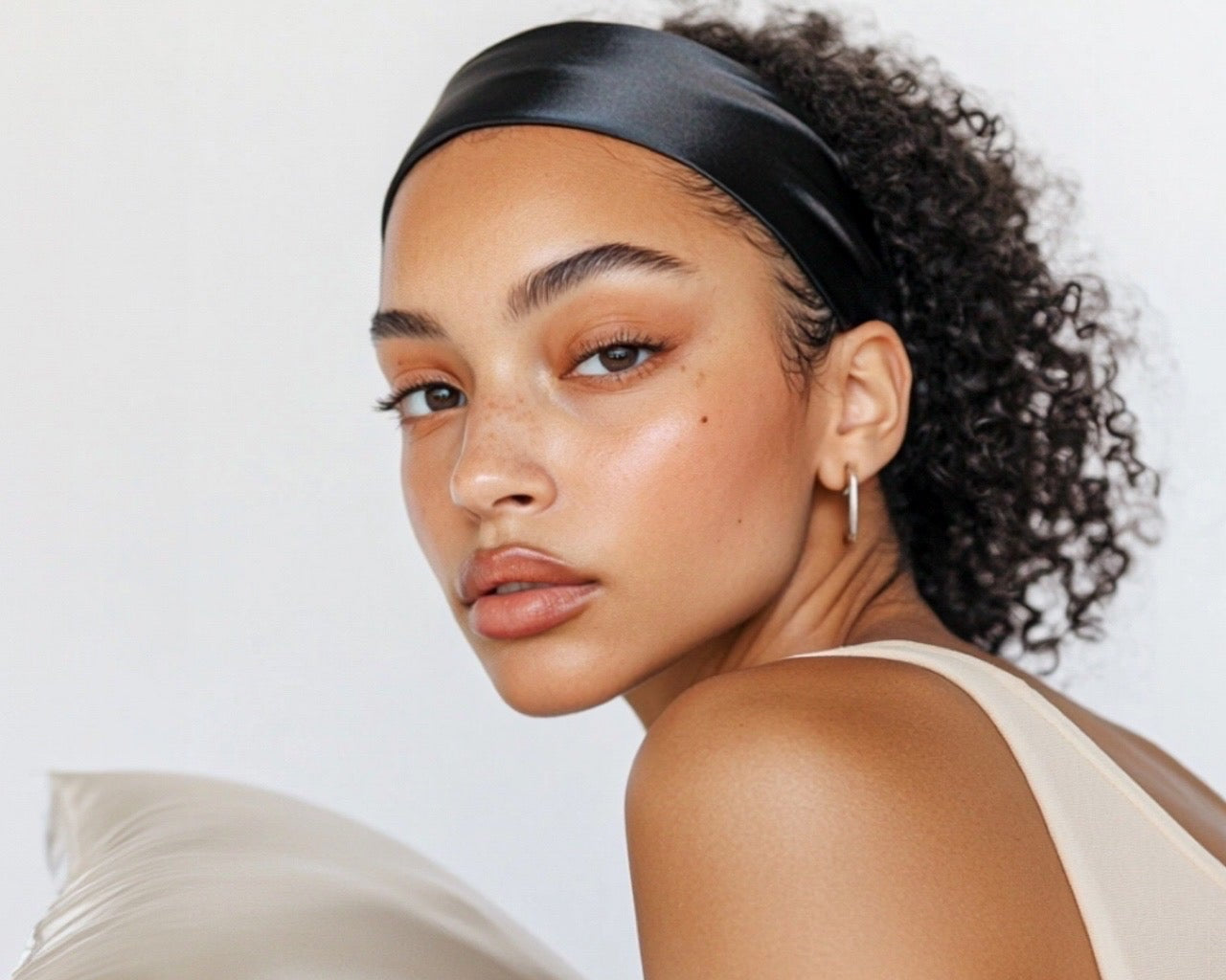 Silk vs. Satin: The Clear Winner for Skin, Hair, and Eco-Friendly Luxury - Silknlove